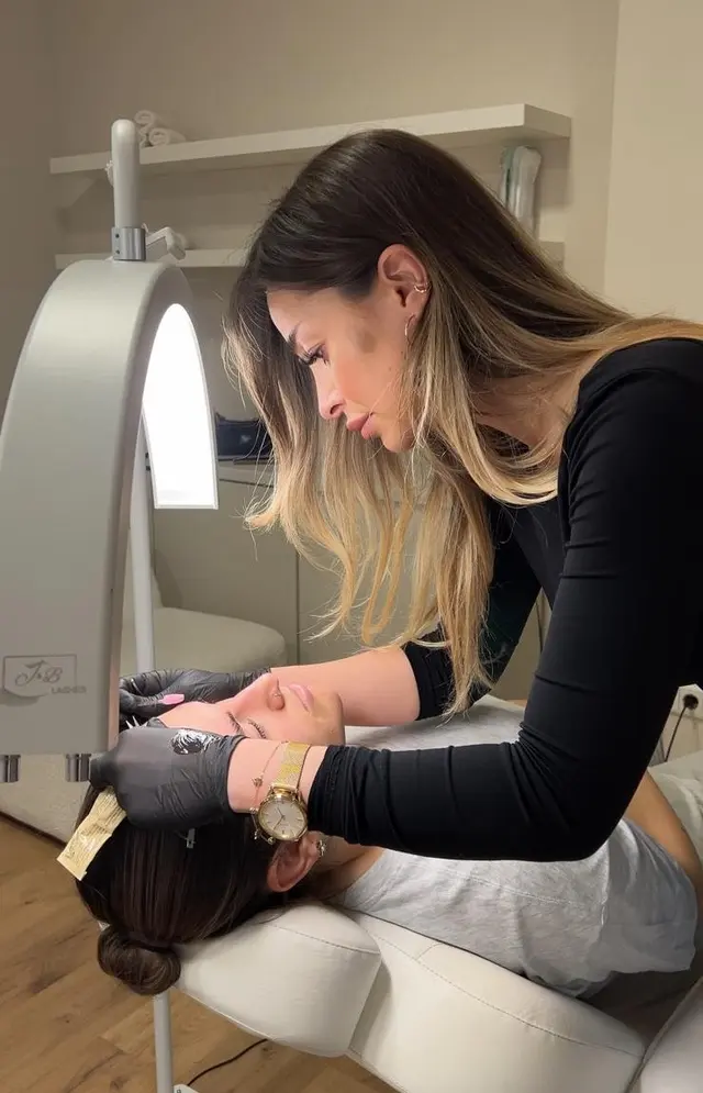 Esma Cukurlu, Gründerin von Ema Brow Aesthetic, im Studio in Bochum